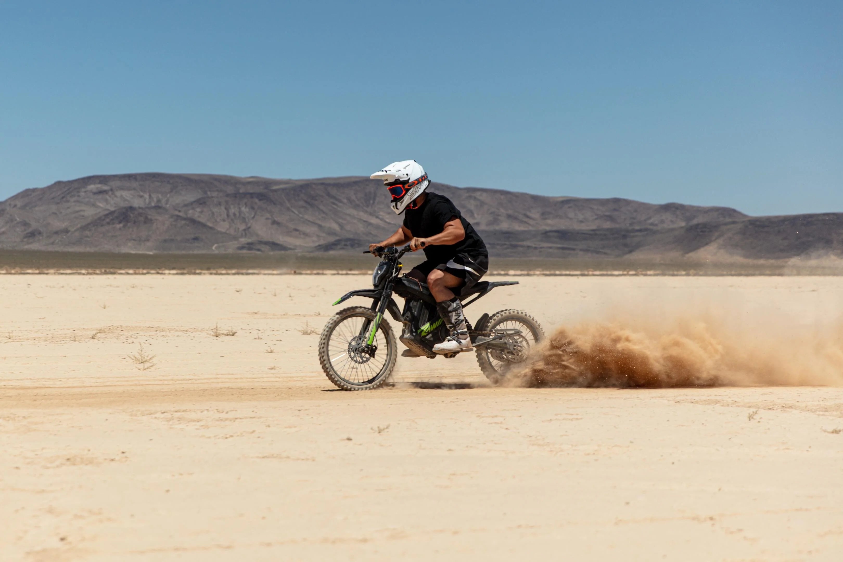 72V mantis x on a sand trail