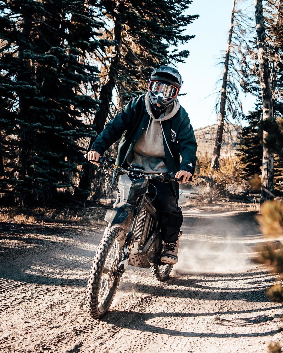 A man rides 72V rwarr mantis