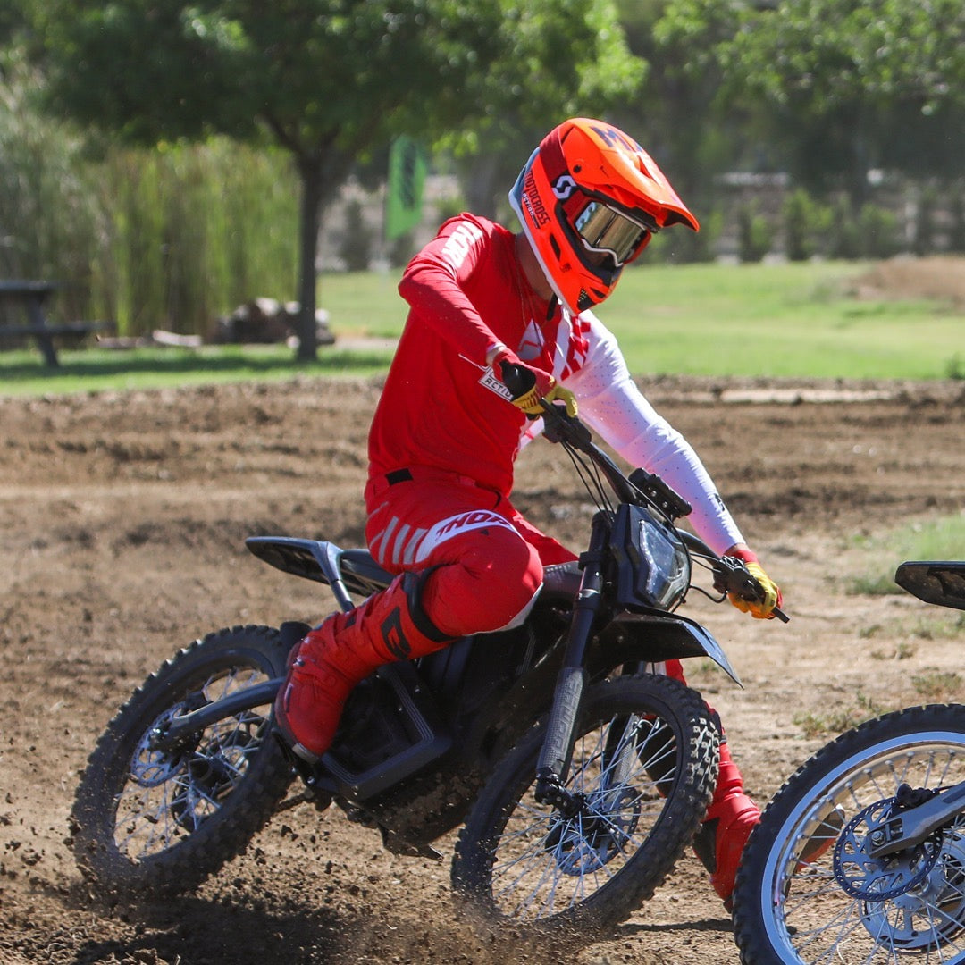 A man rides on black Mantis