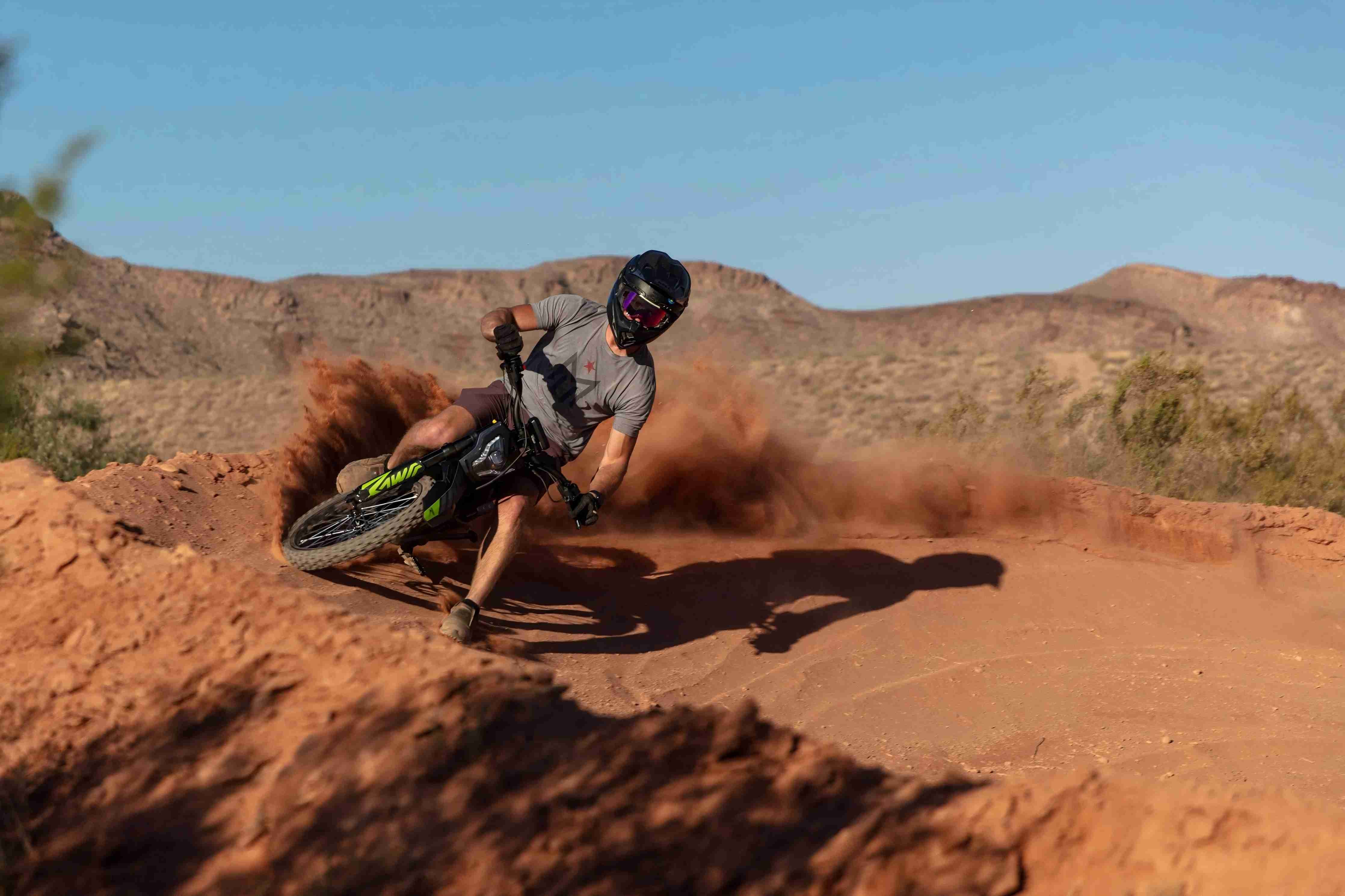 A guy ride a mantis X with sand dust